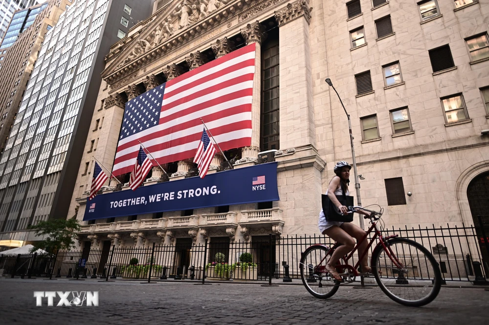 Quang cảnh bên ngoài Sàn giao dịch chứng khoán New York, Mỹ, ngày 13/7/2020. (Ảnh: AFP/TTXVN)