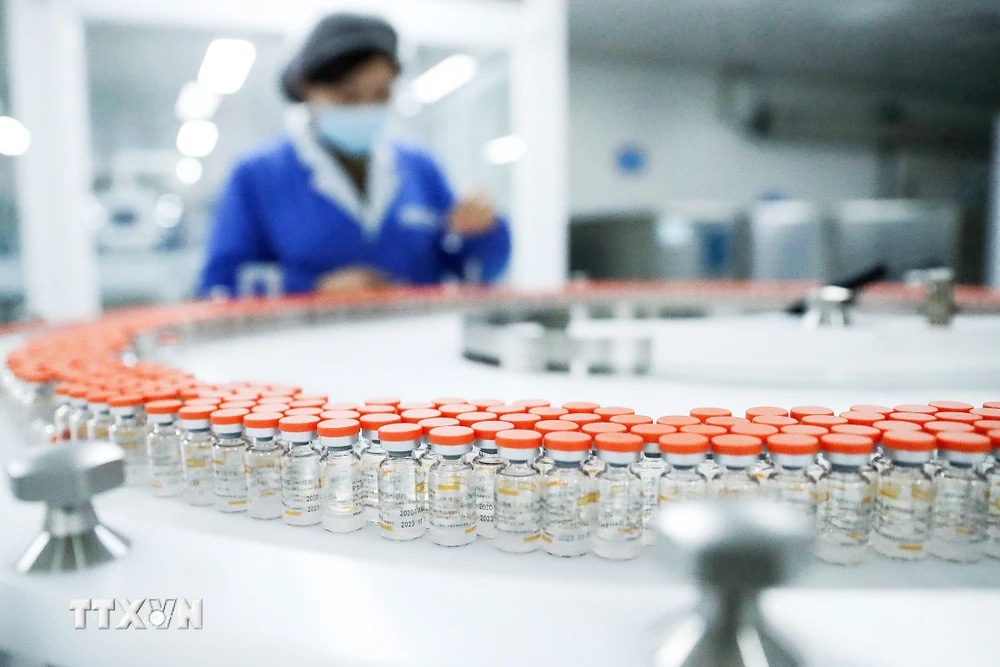 Dây chuyền sản xuất vaccine ngừa COVID-19 của Sinovac tại Bắc Kinh, Trung Quốc ngày 23/12/2020. (Ảnh: THX/TTXVN)