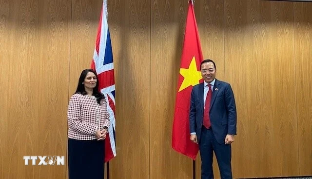Bộ trưởng Nội vụ Anh Priti Patel tiếp Đại sứ Nguyễn Hoàng Long tại trụ sở Bộ Nội vụ Anh ở London. (Ảnh: TTXVN phát)