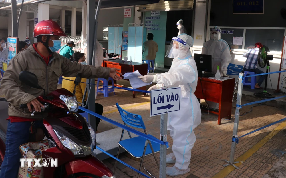 Bệnh viện Bình An, thành phố Rạch Giá, Kiên Giang thực hiện nghiêm việc phòng chống dịch COVID-19 khi tiếp nhận khám bệnh cho người dân. (Ảnh: Lê Huy Hải/TTXVN)