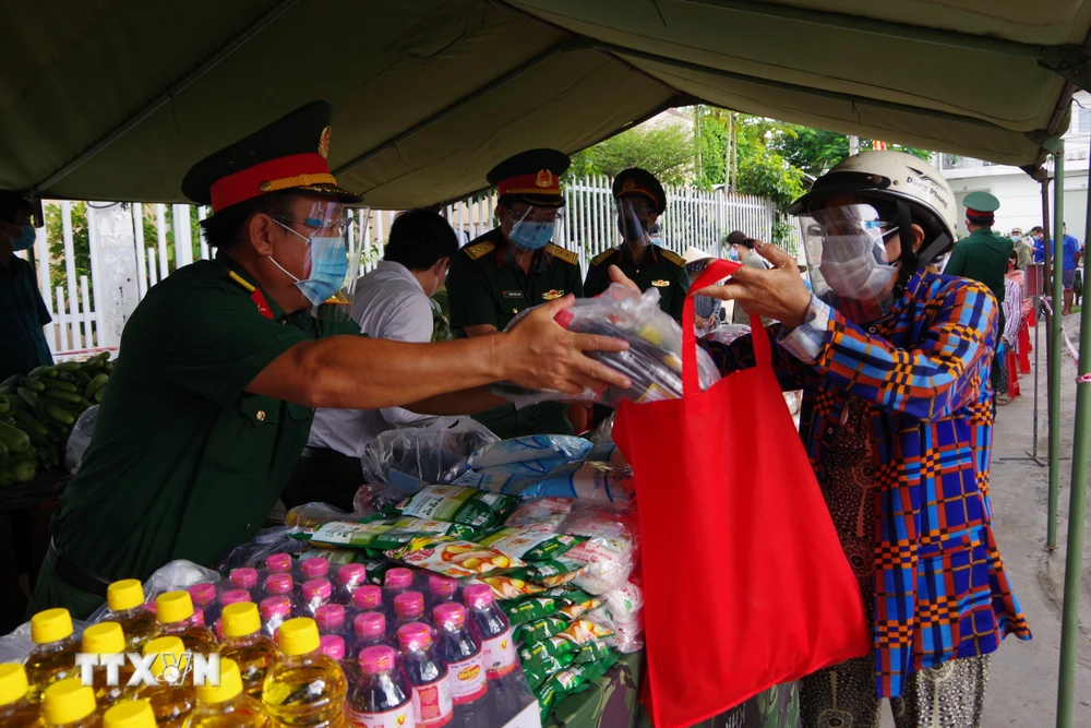 Bộ Chỉ huy Quân sự tỉnh Long An tổ chức phiên chợ 0 đồng tại huyện biên giới Đức Huệ. (Ảnh: Thanh Bình/TTXVN)
