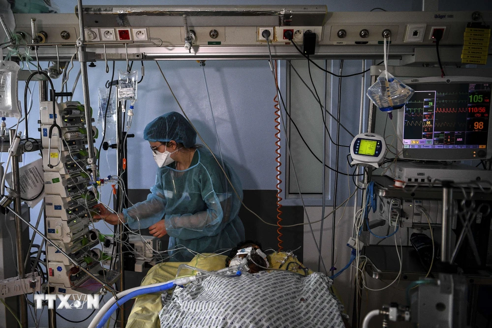 Nhân viên y tế điều trị cho bệnh nhân COVID-19 tại một bệnh viện ở Paris, Pháp ngày 18/3/2021. (Ảnh: AFP/TTXVN)