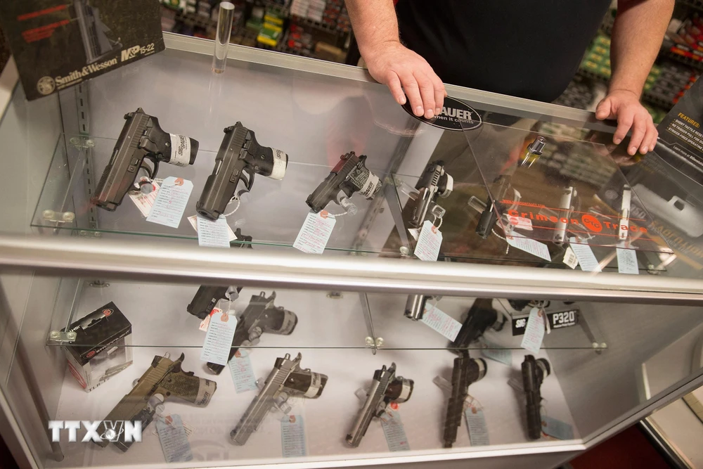 Một cửa hàng bán súng ngắn tại Bridgeton, Missouri, Mỹ. (Ảnh: AFP/TTXVN)