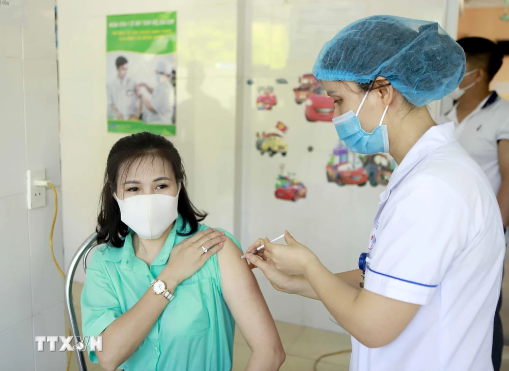 Tiêm vaccine phòng COVID-19 cho các đối tượng ưu tiên tại Trung tâm y tế thành phố Vĩnh Yên, tỉnh Vĩnh Phúc. (Ảnh: Hoàng Hùng/TTXVN)
