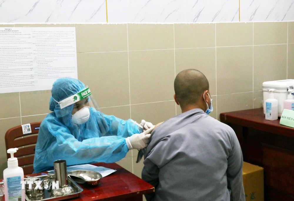 Một chư Ni tình nguyện tham gia hỗ trợ tuyến đầu chống dịch được tiêm vaccine phòng COVID-19 tại Bệnh viện quận 11. (Ảnh: Xuân Khu/TTXVN)