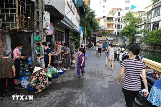 Các chợ cóc, chợ tạm như thế này tại địa bàn Hà Nội đã cơ bản dừng hoạt động từ ngày 25/7. (Nguồn: TTXVN)