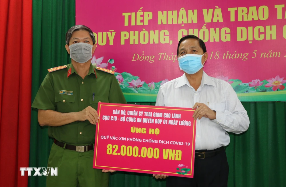 Mặt trận Tổ quốc Việt Nam tỉnh Đồng Tháp tiếp nhận ủng hộ Quỹ vaccine phòng, chống dịch COVID-19 từ các tổ chức, cá nhân. (Ảnh: Chương Đài/TTXVN)