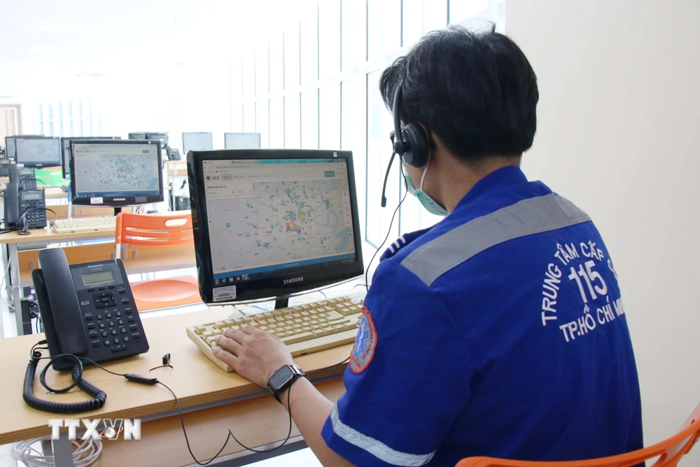 Nhân viên điều phối cấp cứu Tổng đài cấp cứu 115 đặt tại Công viên phần mềm Quang Trung. (Ảnh: Tiến Lực/TTXVN)