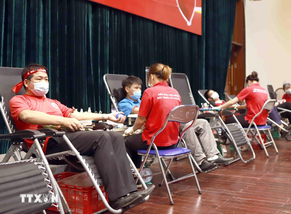 Đông đảo người dân tình nguyện tham gia hiến máu. (Ảnh: Hoàng Hùng/TTXVN)
