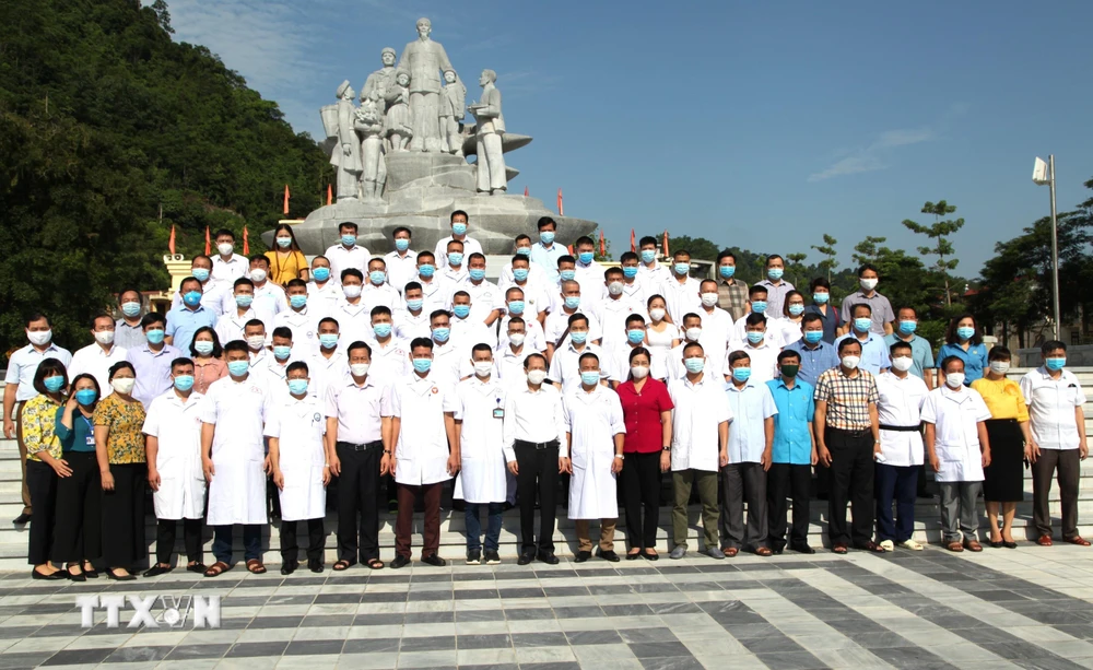Lãnh đạo tỉnh Hà Giang và các đơn vị, địa phương chụp ảnh lưu niệm với các y, bác sỹ lên đường hỗ trợ Thành phố Hồ Chí Minh chống dịch. (Ảnh: Minh Tâm/TTXVN)
