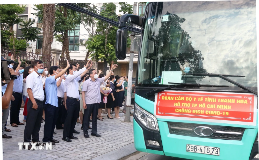 Đoàn cán bộ, y bác sỹ tình nguyện của Thanh Hóa lên đường chi viện cho miền Nam chống dịch COVID-19. (Ảnh: Hoa Mai/TTXVN)