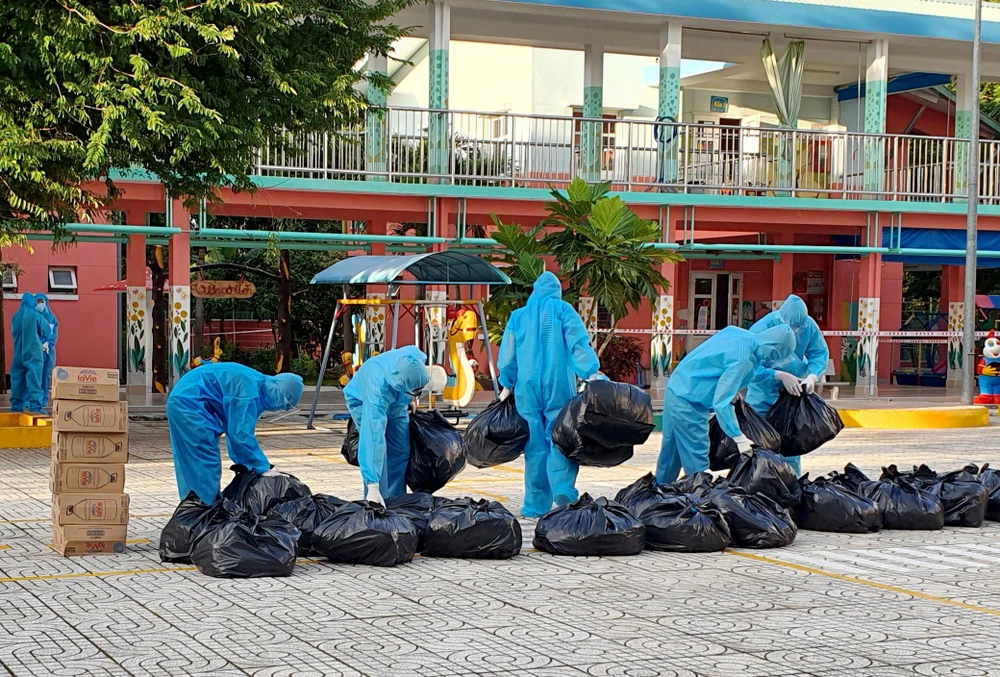 Cán bộ, chiến sỹ Hải quân vùng 2 thu gom và khử khuẩn rác thải từ các phòng cách ly. (Nguồn: baohaiquanvietnam.vn)