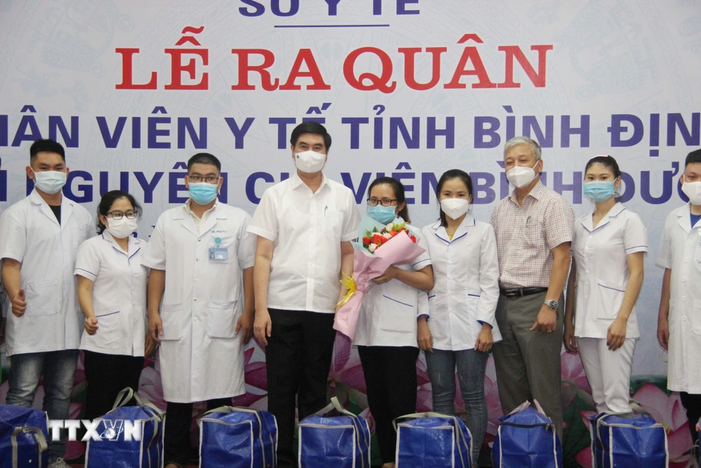 Lãnh đạo tỉnh Bình Định tiễn 2 đoàn công tác tỉnh Bình Định tham gia chống dịch tại Thành phố Hồ Chí Minh và Bình Dương. (Ảnh: TTXVN phát)