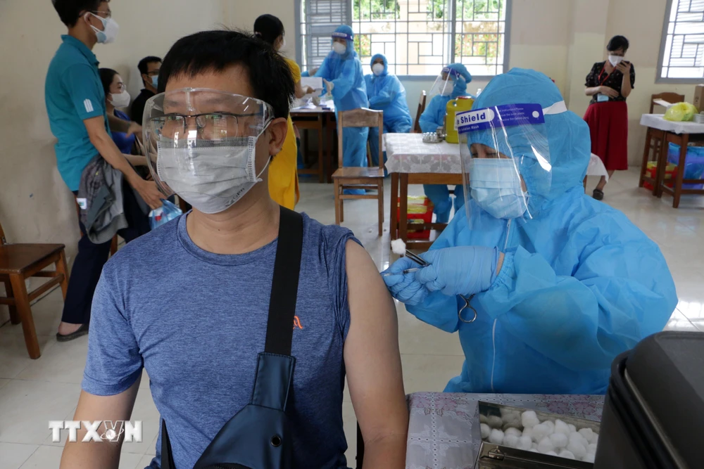 Thực hiện tiêm vaccine tại điểm trường Trung học phổ thông An Khánh (phường An Khánh, quận Ninh Kiều). (Ảnh: Trung Kiên/TTXVN)