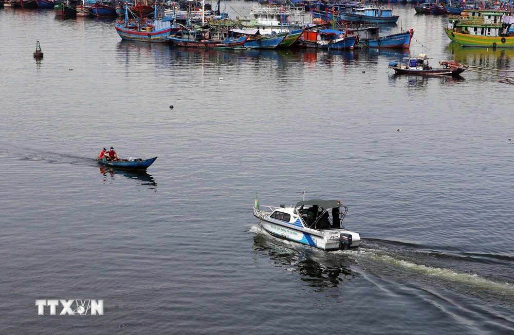Lực lượng chức năng tuần tra tại Khu vực cảng cá Thọ Quang để đảm bảo việc phòng, chống dịch. (Ảnh: Trần Lê Lâm/TTXVN)