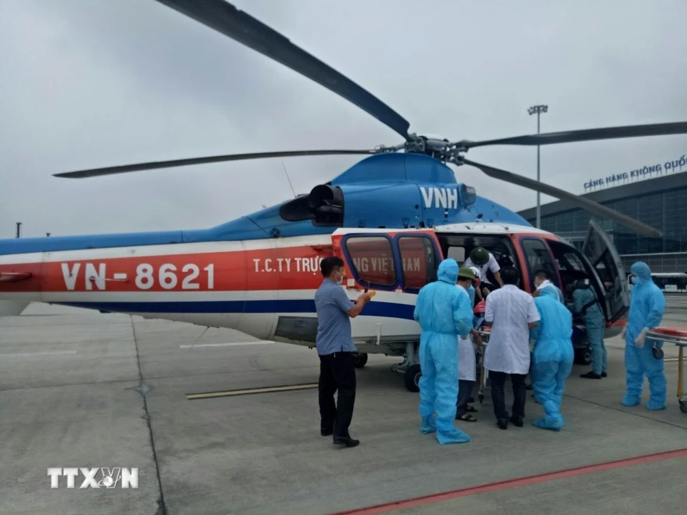 Binh đoàn 18 (Tổng công ty Trực thăng Việt Nam) kịp thời vận chuyển bệnh nhân về đất liền cấp cứu. (Ảnh: TTXVN phát)