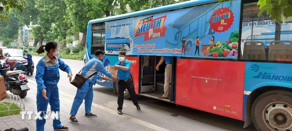 “Xe buýt siêu thị 0 đồng” vận chuyển quà hỗ trợ người lao động khó khăn, bị ảnh hưởng bởi dịch COVID-19 tại Hà Nội. (Ảnh: TTXVN phát)