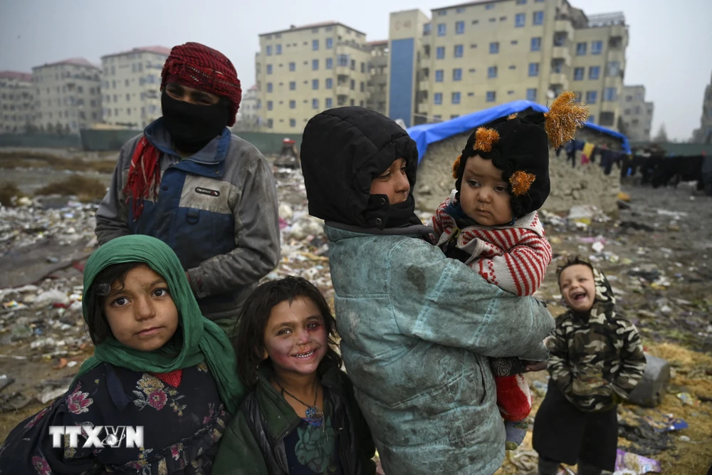 Các gia đình buộc phải rời bỏ nhà cửa do xung đột tại Kabul, Afghanistan, ngày 23/11/2020. (Ảnh: AFP/TTXVN)