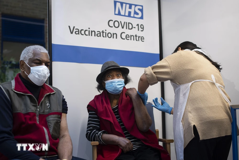 Tiêm vaccine phòng COVID-19 cho người dân tại bệnh viện ở London, Anh, ngày 8/12/2020. (Ảnh: AFP/TTXVN)