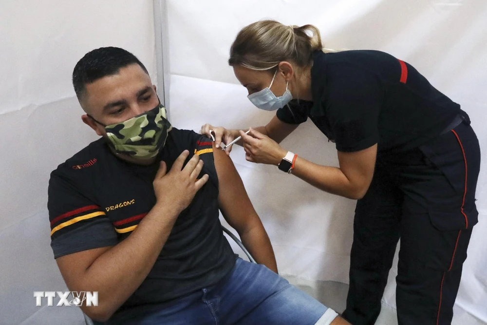 Nhân viên y tế tiêm vaccine ngừa COVID-19 cho người dân tại Perpignan, Pháp, ngày 18/7/2021. (Ảnh: AFP/TTXVN)