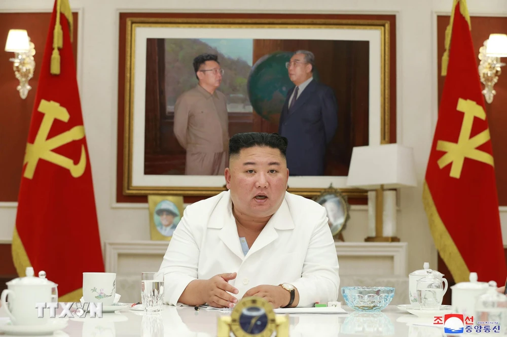Nhà lãnh đạo Triều Tiên Kim Jong-un chủ trì cuộc họp Hội đồng chính sách Ủy ban Trung ương Đảng Lao động Triều Tiên tại Bình Nhưỡng ngày 5/8/2020. (Ảnh: AFP/TTXVN)