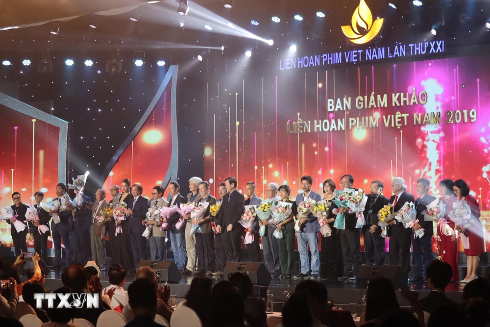 Ban tổ chức tặng hoa các giám khảo trong Liên hoan Phim Việt Nam lần thứ XXI. (Ảnh: Ngọc Sơn/TTXVN)