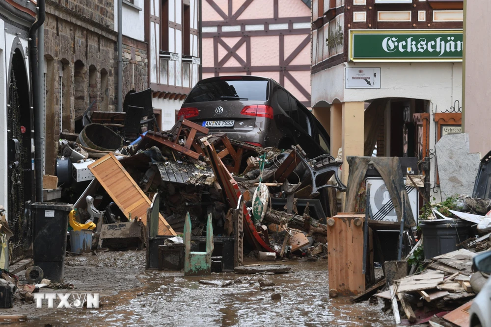 Cơ sở hạ tầng và phương tiện bị tàn phá do mưa lũ tại Bad Neuenahr-Ahrweiler, miền Tây Đức ngày 16/7/2021. (Ảnh: AFP/TTXVN)