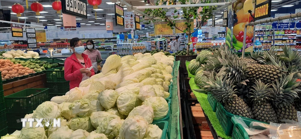 Dứa và rau củ quả bày bán trong siêu thị Co.opmart Cao Lãnh (Đồng Tháp) phục vụ khách hàng. (Ảnh: Nguyễn Văn Trí - TTXVN)