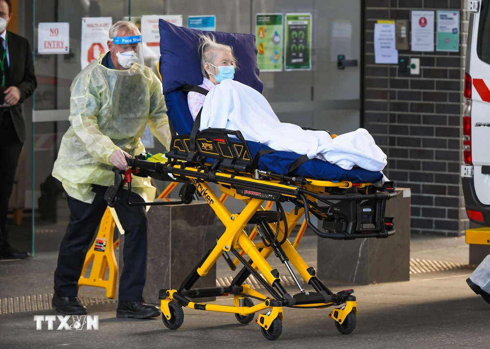 Nhân viên y tế Australia chuyển người già khỏi trung tâm dưỡng lão Epping Gardens ở ngoại ô Epping, Melbourne trong bối cảnh dịch COVID-19 bùng phát. (Ảnh: AFP/TTXVN)