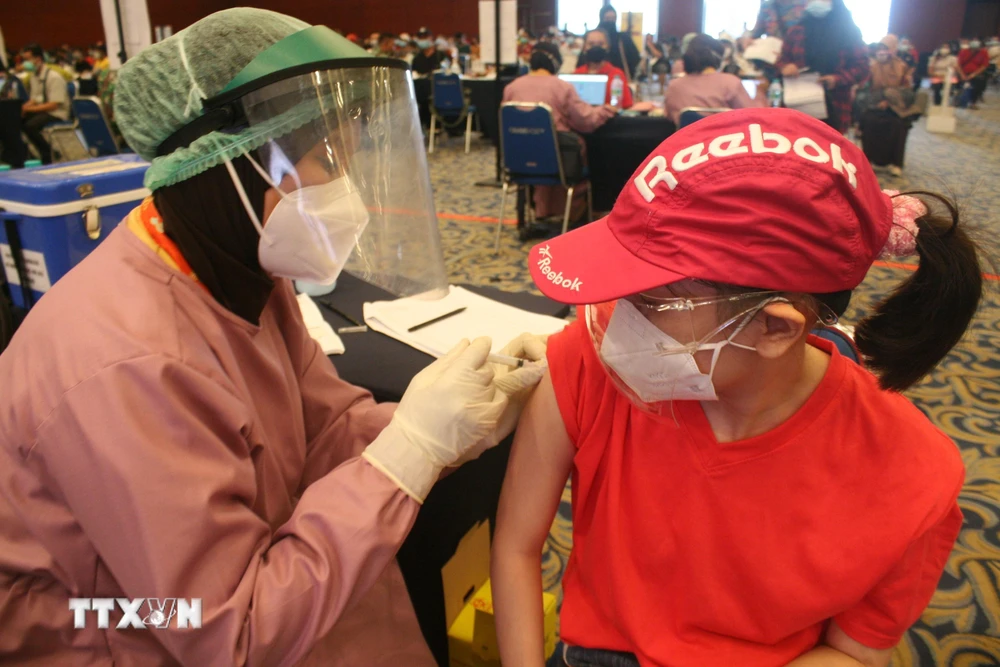 Nhân viên y tế tiêm vaccine phòng COVID-19 cho sinh viên tại Surabaya, Đông Java, Indonesia, ngày 4/8/2021. (Ảnh: THX/TTXVN)