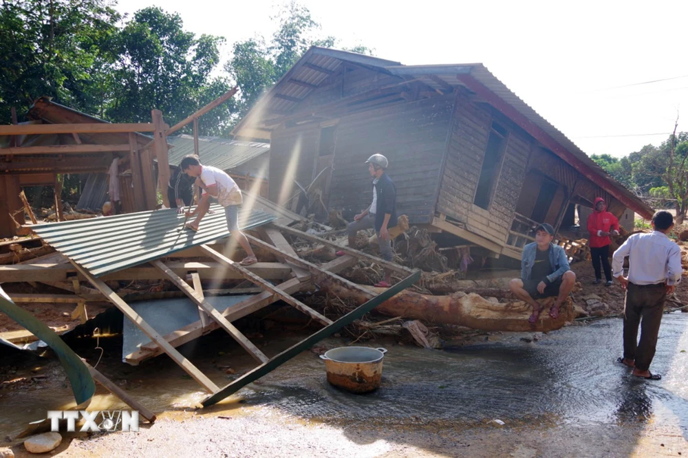 Nhà dân bị sụp đổ do sạt lở núi tại xã Hướng Việt, Quảng Trị. (Ảnh: TTXVN phát)