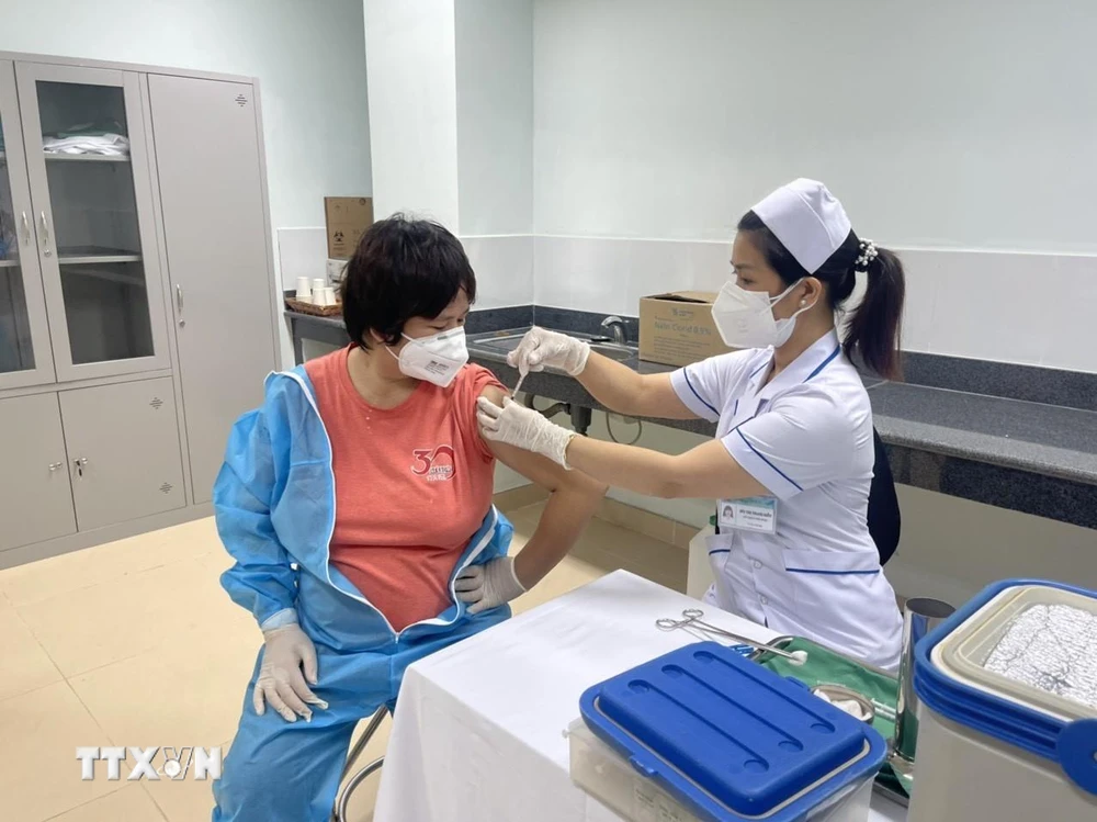 Tiêm vaccine phòng COVID-19 tại điểm tiêm bệnh viện Bà Rịa. (Ảnh: Hoàng Nhị/TTXVN)