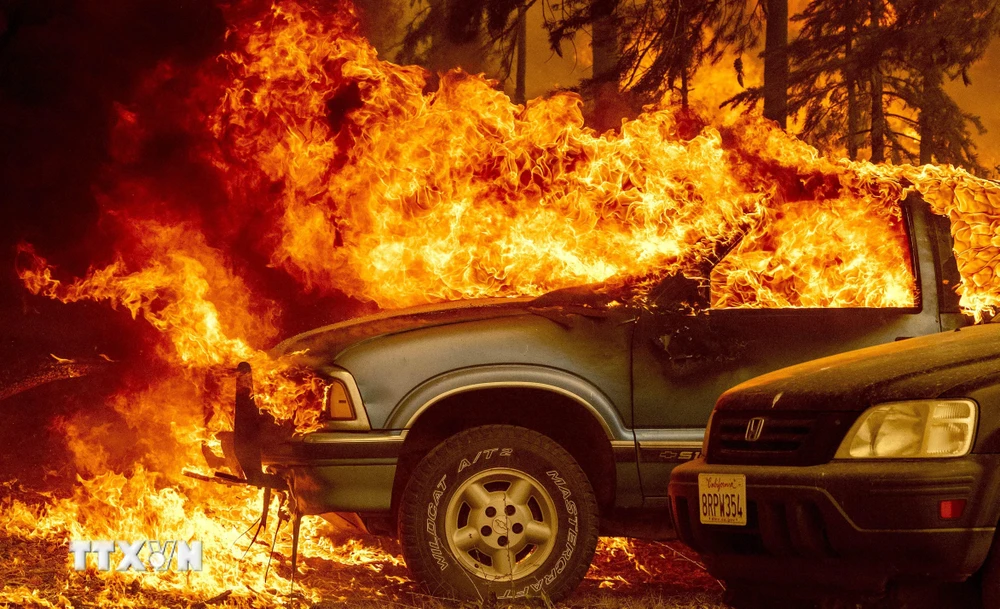 Khói lửa cháy rừng bốc ngùn ngụt tại Greenville, California (Mỹ) ngày 5/8/2021. (Ảnh: AFP/TTXVN)