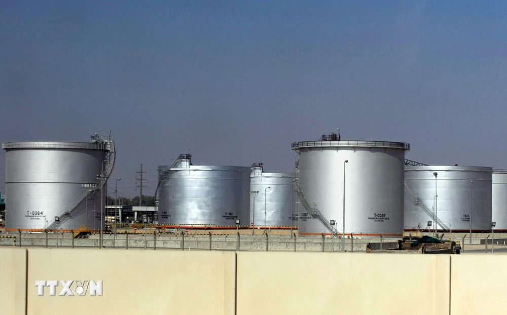 Bể chứa tại một cơ sở khai thác dầu ở thành phố Dammam, Saudi Arabia. (Ảnh: AFP/TTXVN)