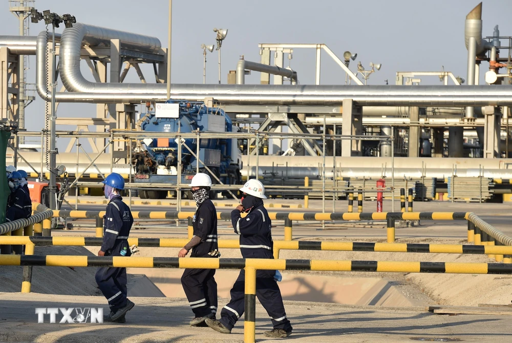 Nhân viên làm việc tại nhà máy lọc dầu Abqaiq của tập đoàn dầu khí Saudi Aramco. (Ảnh: AFP/TTXVN)