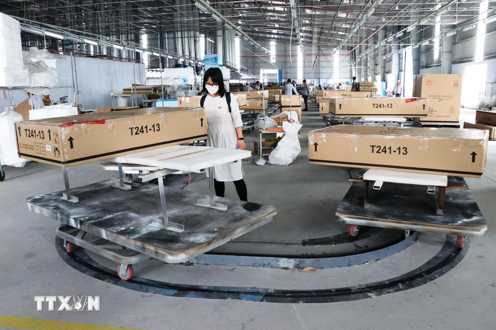 Đóng gói và kiểm tra lô hàng đồ gỗ xuất khẩu sang thị trường Mỹ tại Công ty Triệu Phú Lộc (Bình Dương). (Ảnh: TTXVN)