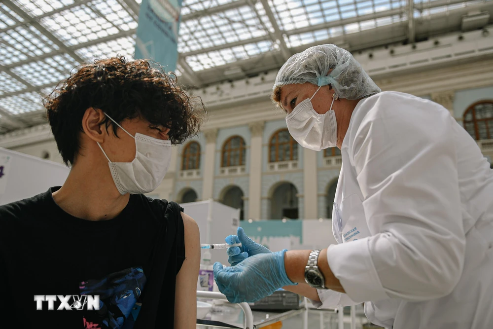Tiêm vaccine ngừa COVID-19 cho người dân ở Moskva, Nga ngày 4/8/2021. (Ảnh: THX/TTXVN)