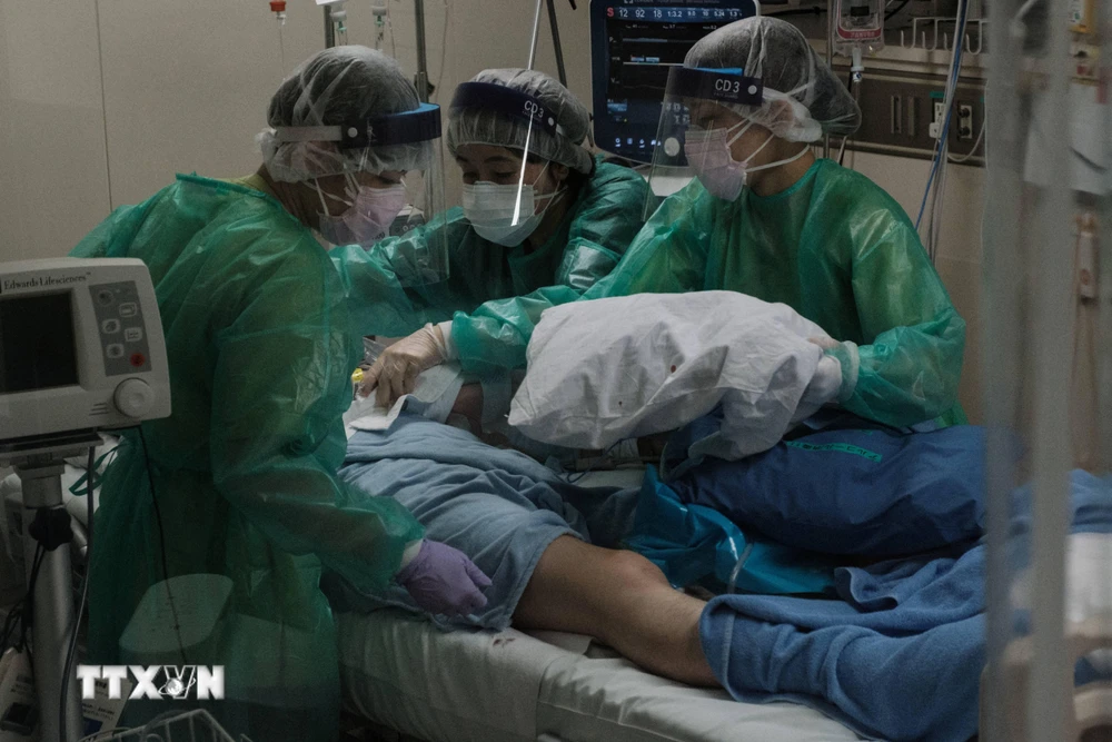 Nhân viên y tế điều trị cho bệnh nhân COVID-19 tại bệnh viện ở Yokohama, Nhật Bản, ngày 8/8/2021. (Ảnh: AFP/TTXVN)