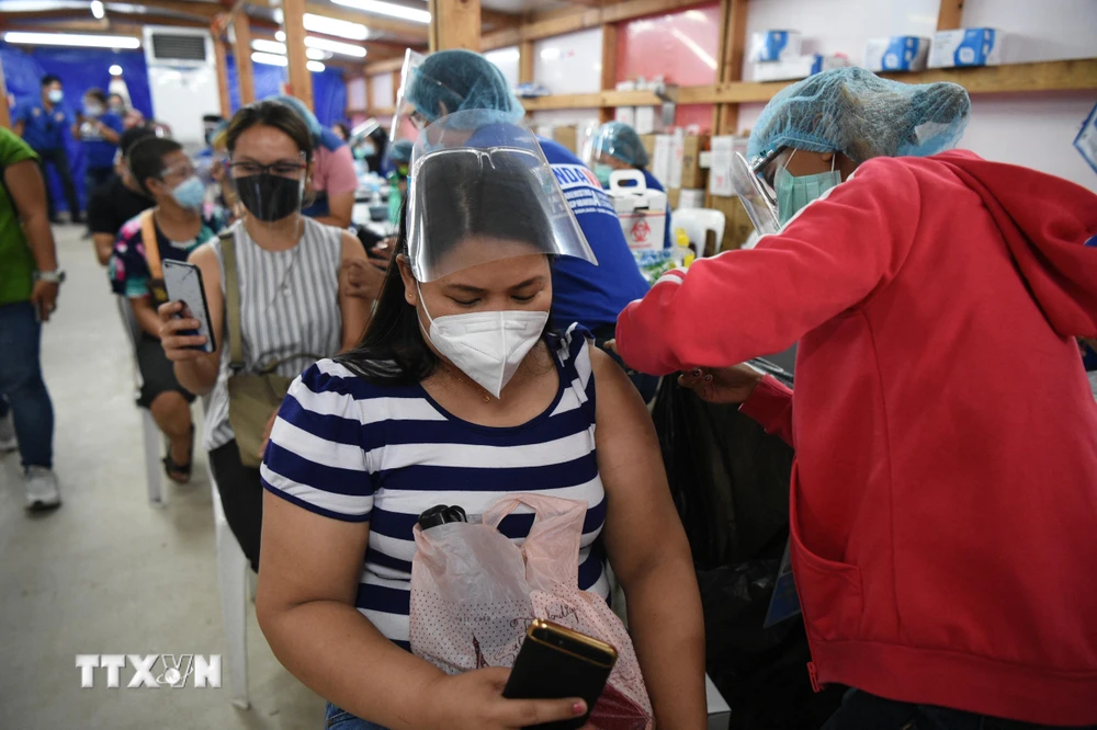 Tiêm vaccine ngừa COVID-19 cho người dân tại Manila, Philippines ngày 15/7/2021. (Ảnh: AFP/TTXVN)