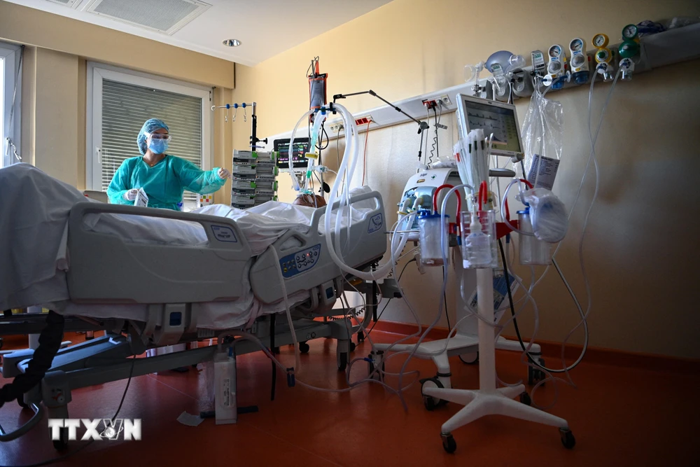 Nhân viên y tế điều trị cho bệnh nhân COVID-19 tại bệnh viện ở Paris, Pháp. (Ảnh: AFP/TTXVN)