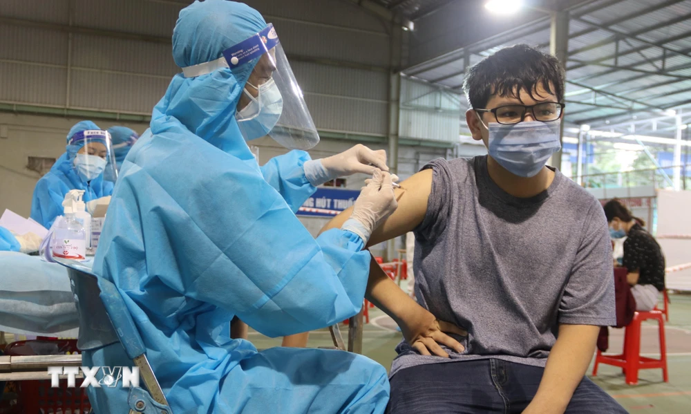 Nhân viên y tế tiêm vaccine Vero Cell của Sinopharm cho người dân TP.Hồ Chí Minh tại điểm tiêm số 1 Huyền Trần Công Chúa (quận 1). (Ảnh: Thu Hương/TTXVN)