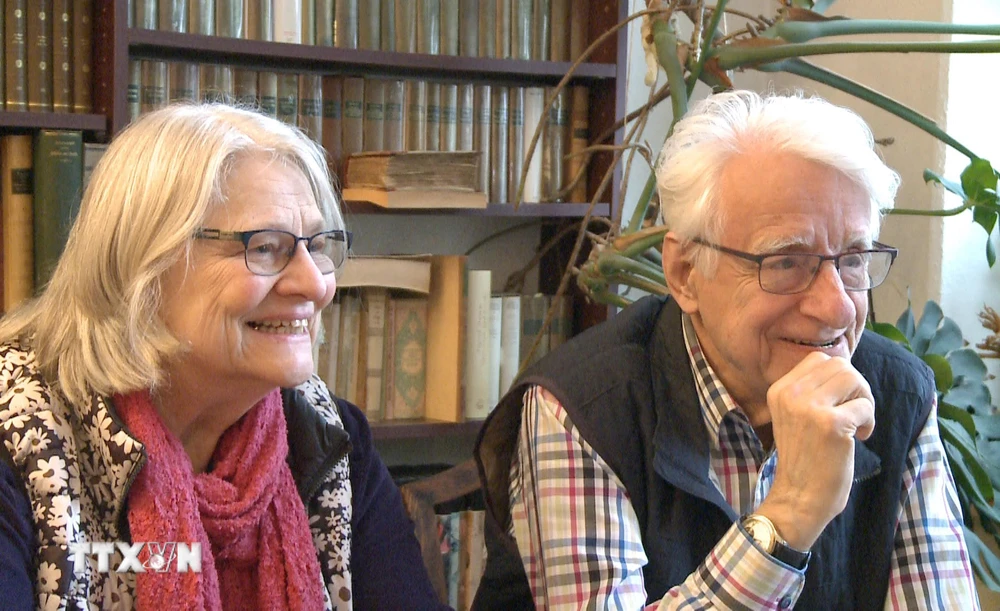 Giáo sư-Tiến sỹ Günter Giesenfeld cùng vợ là bà Marianne Ngo. (Ảnh: Mạnh Hùng/TTXVN)