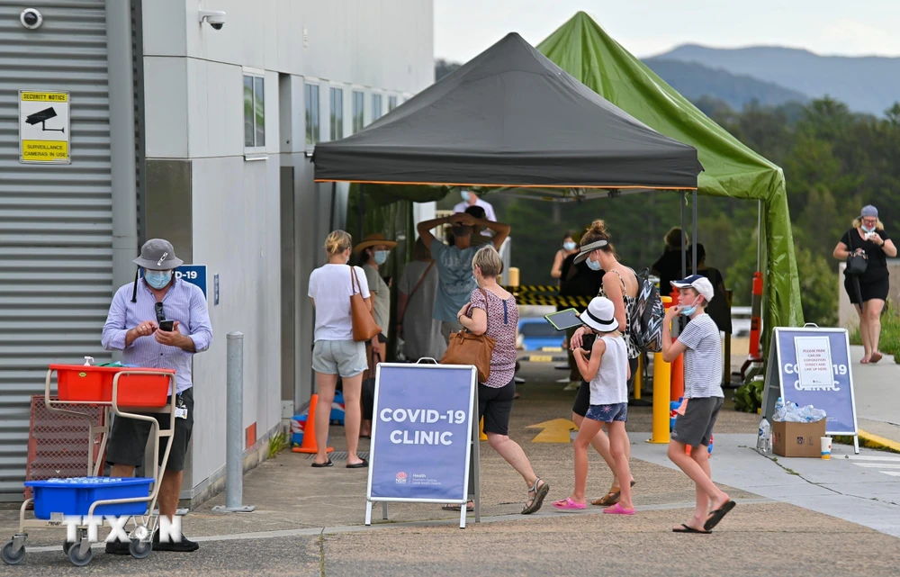 Người dân xếp hàng chờ xét nghiệm COVID-19 tại Sydney, Australia. (Ảnh: AFP/ TTXVN)