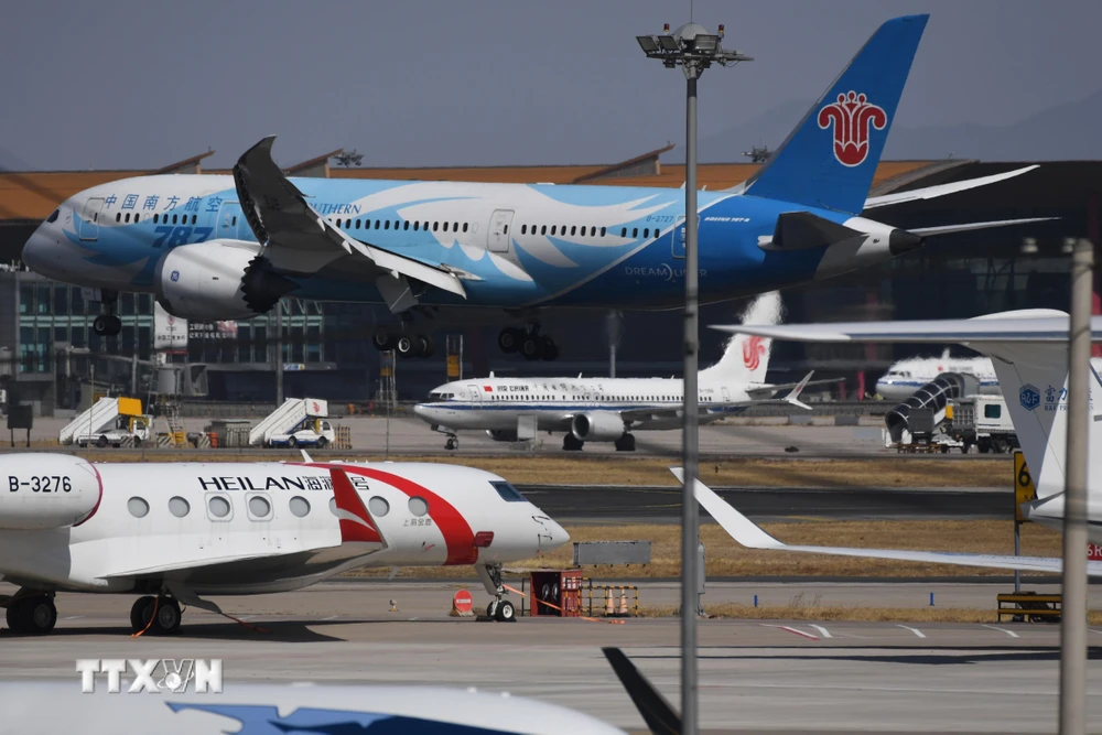 Máy bay 737 MAX 8 của Air China (giữa) và máy bay Boeing 787 của China Southern Airlines tại sân bay Bắc Kinh, Trung Quốc. (Ảnh: AFP/TTXVN)