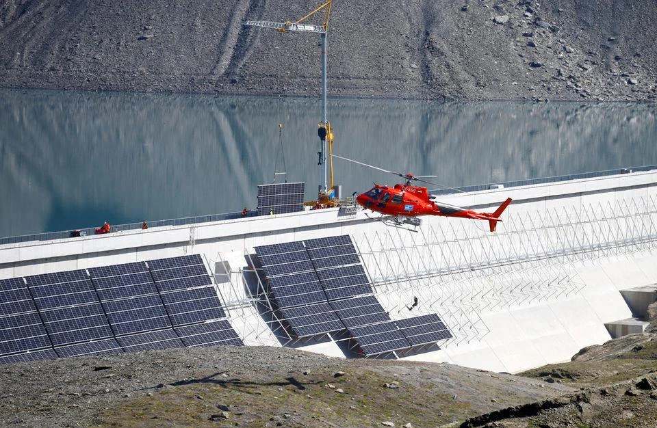 Một chiếc trực thăng bay ngang qua địa điểm xây dựng hệ thống quang điện quy mô lớn của Tập đoàn năng lượng Axpo ở độ cao 2.500m so với mực nước biển ngày 19/8. (Nguồn: Reuters)