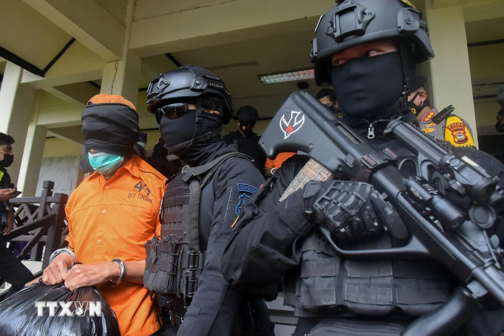 Cảnh sát dẫn độ một kẻ tình nghi khủng bố từ Makassar tới Jakarta, Indonesia, ngày 4/2/2021. (Ảnh: AFP/TTXVN)