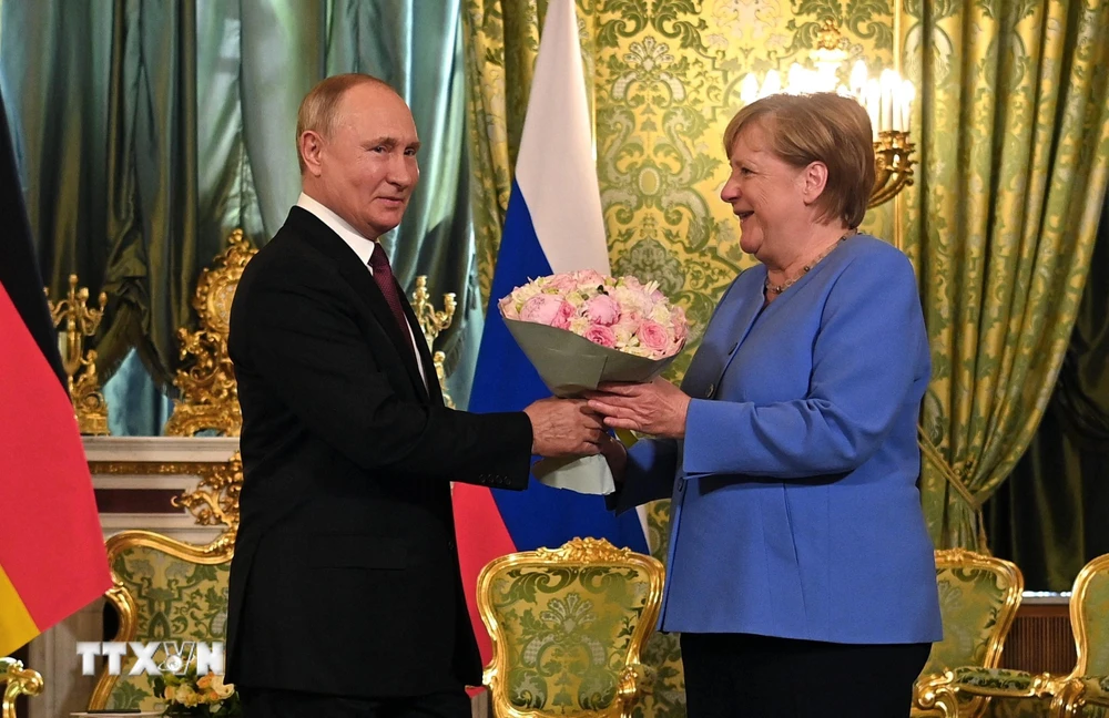 Tổng thống Nga Vladimir Putin (trái) và Thủ tướng Đức Angela Merkel (phải) tại cuộc gặp ở Moskva, Nga, ngày 20/8/2021. (Ảnh: AFP/TTXVN)