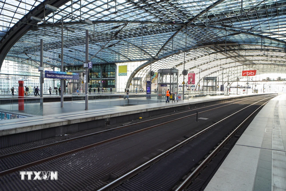 Các đường ray trống trơn tại nhà ga trung tâm Berlin, Đức khi lái tàu tiến hành đình công khiến hoạt động lưu thông bị đình trệ, ngày 11/8/2021. (Ảnh: THX/TTXVN)