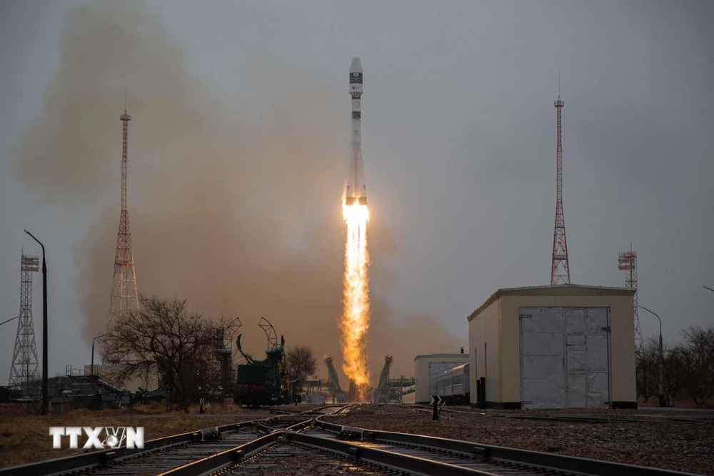 Rên lửa Soyuz của Nga mang theo các vệ tinh rời bệ phóng ở sân bay vũ trụ Baikonur tại Kazakhstan ngày 22/3/2021. (Ảnh: AFP/TTXVN)