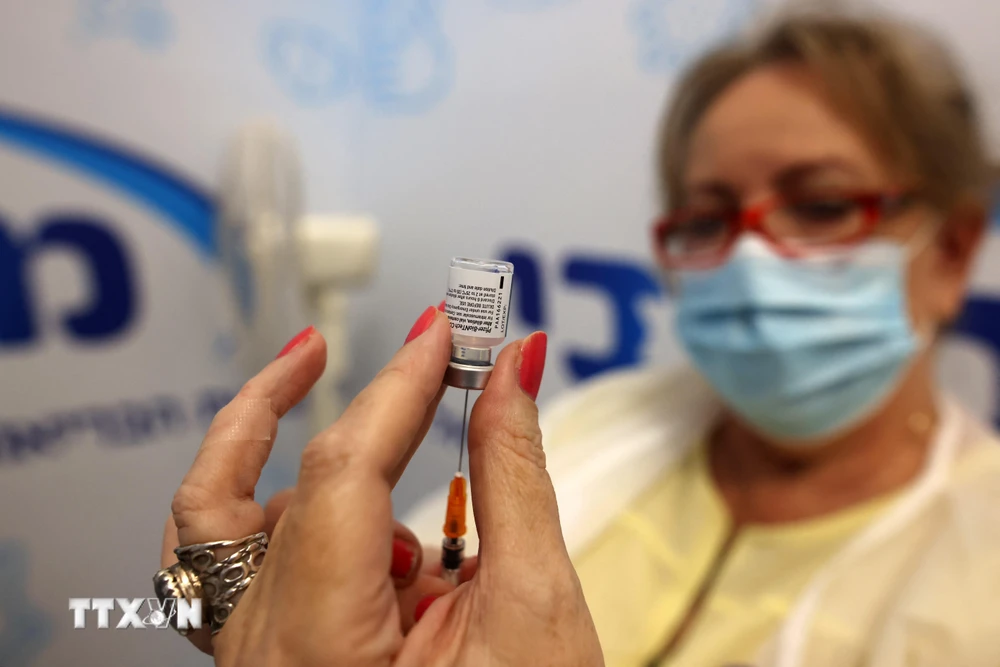 Tiêm vaccine ngừa COVID-19 cho người dân tại Rishon Lezion, Israel ngày 13/8/2021. (Ảnh: AFP/TTXVN)